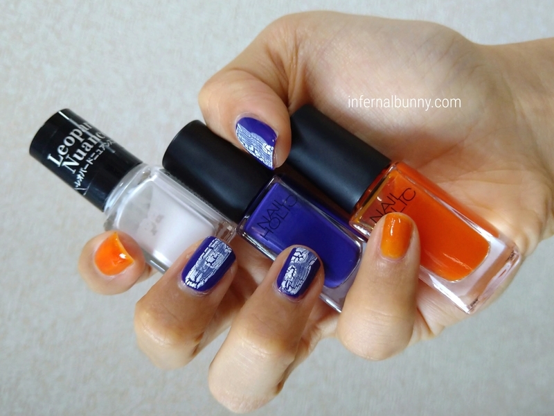 ネイル着画とネイルボトル。