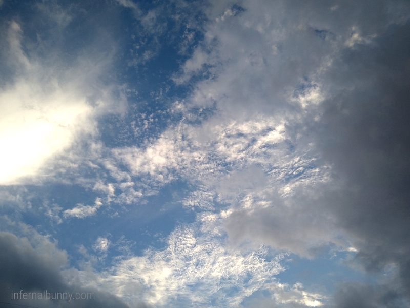 青空と黒雲。