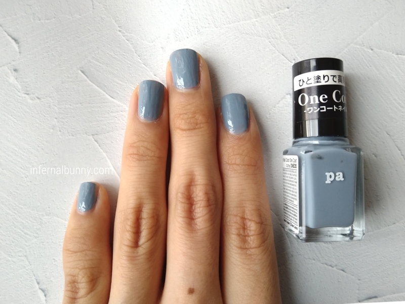 ネイル着画とネイルボトル。