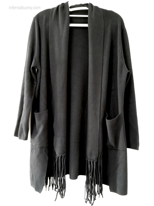 カーディガンをハンガーにかけたところ。