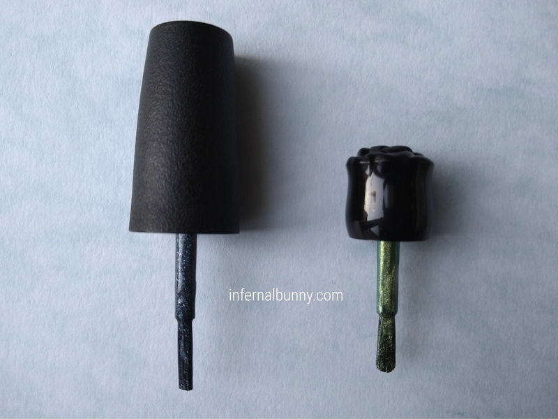 OPIのハケとアナスイのハケ。