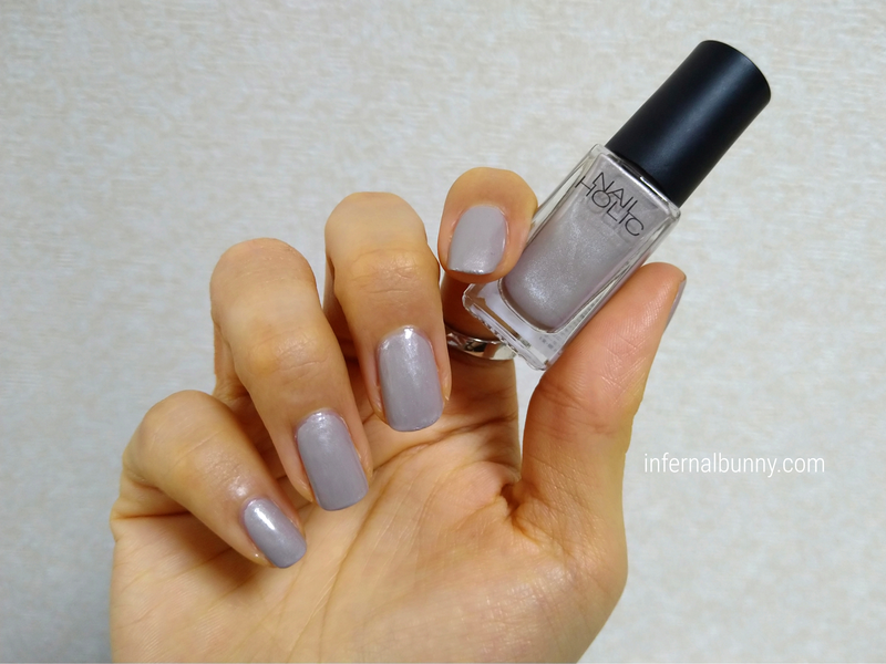 ネイル着画とネイルボトル。