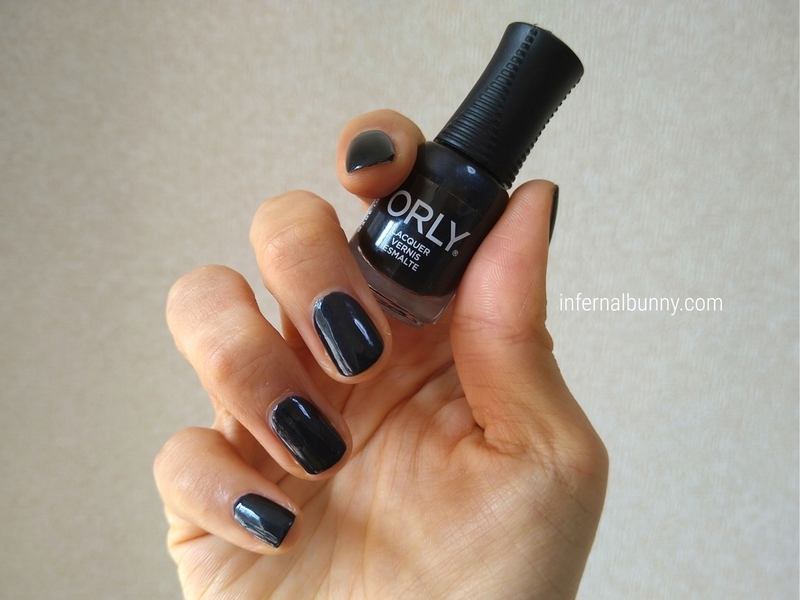 ネイル着画とネイルボトル。