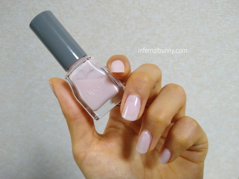 ネイル着画とネイルボトル。