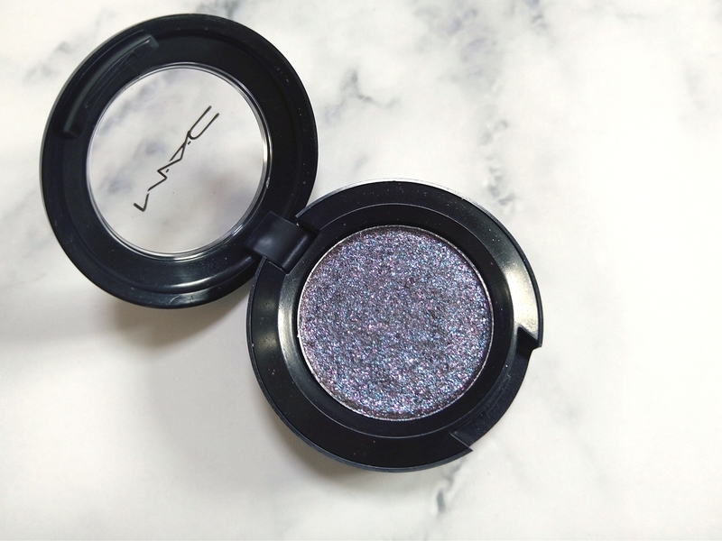 シングルアイシャドウ。