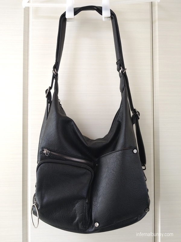 バッグをハンガーにかけたところ。