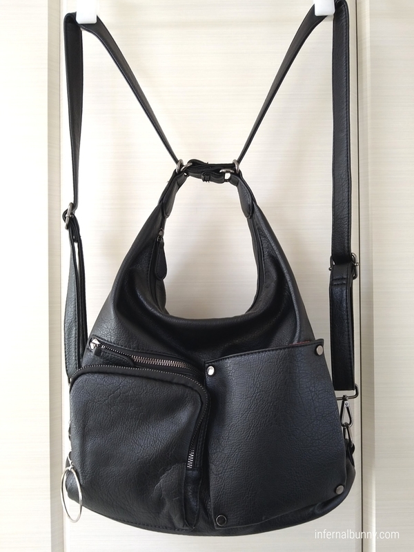 バッグをハンガーにかけたところ。