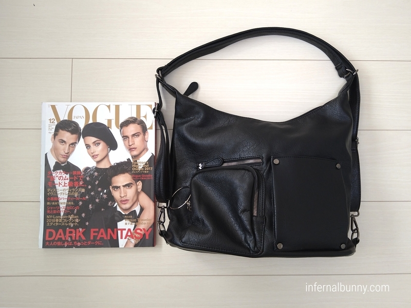 雑誌とバッグ。