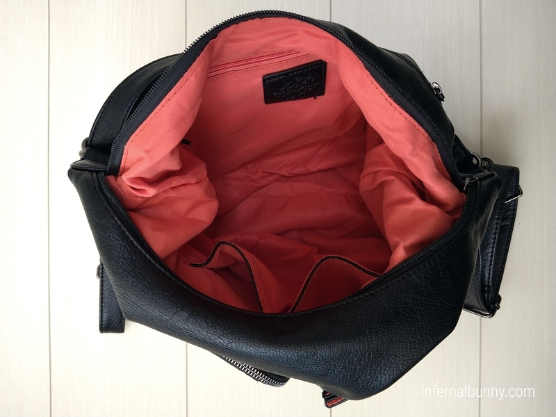 バッグを開いたところ。