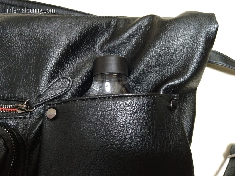 ポケットから水ボトルが覗いている。