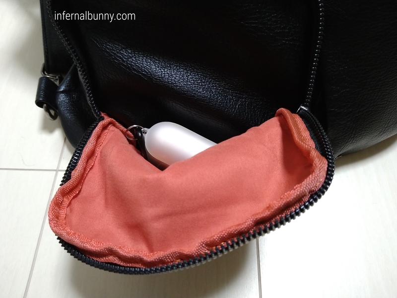 ポケットからエアポッズプロが覗いている。