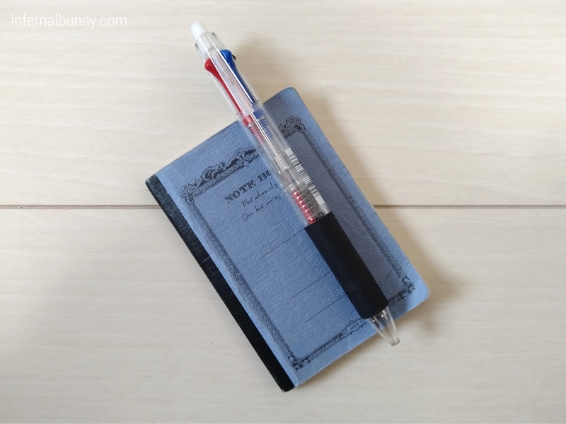 メモ帳とボールペン。