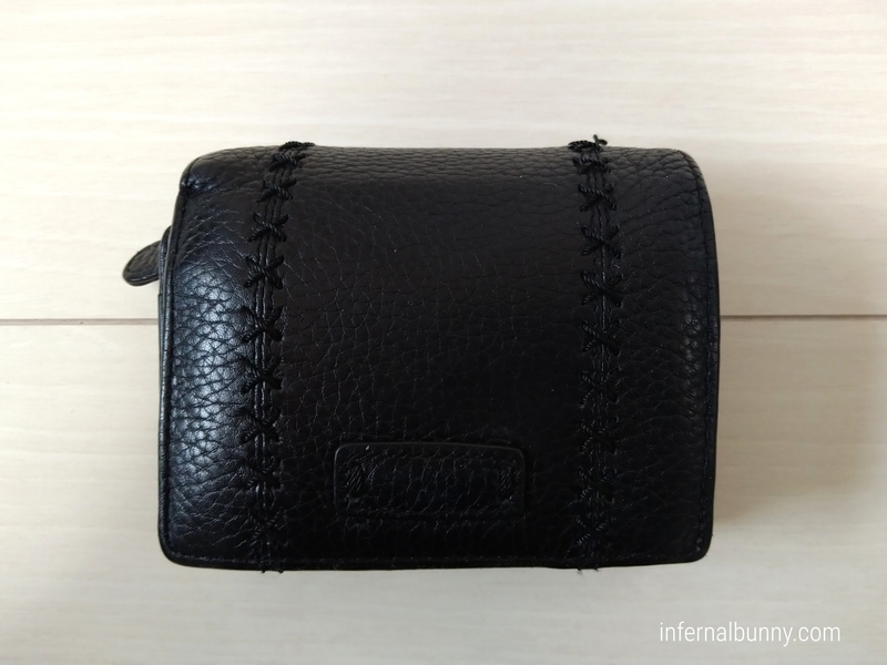 黒い革財布。