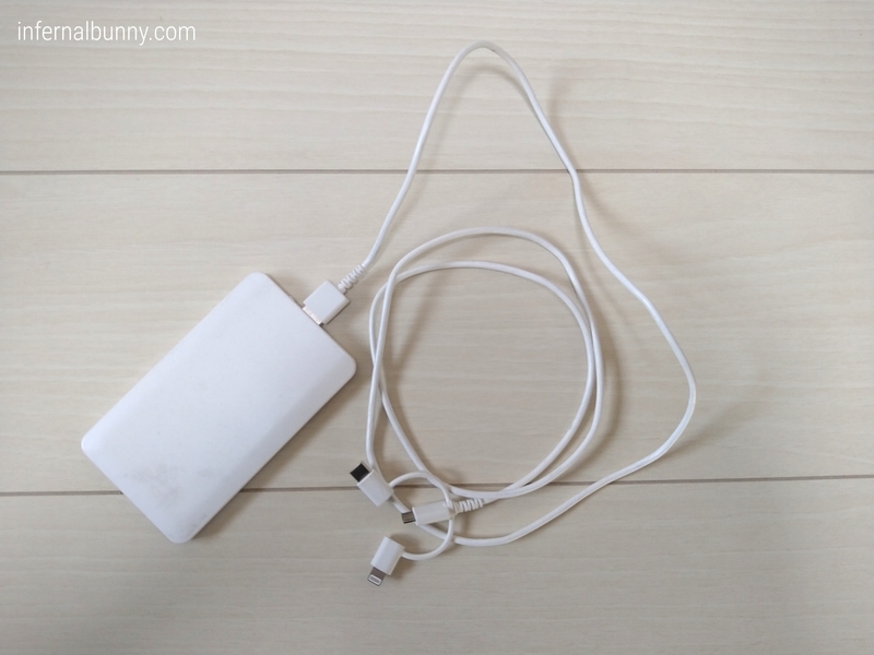 モバイルバッテリーとケーブル。