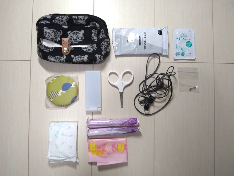 ポーチと中身の置き画。