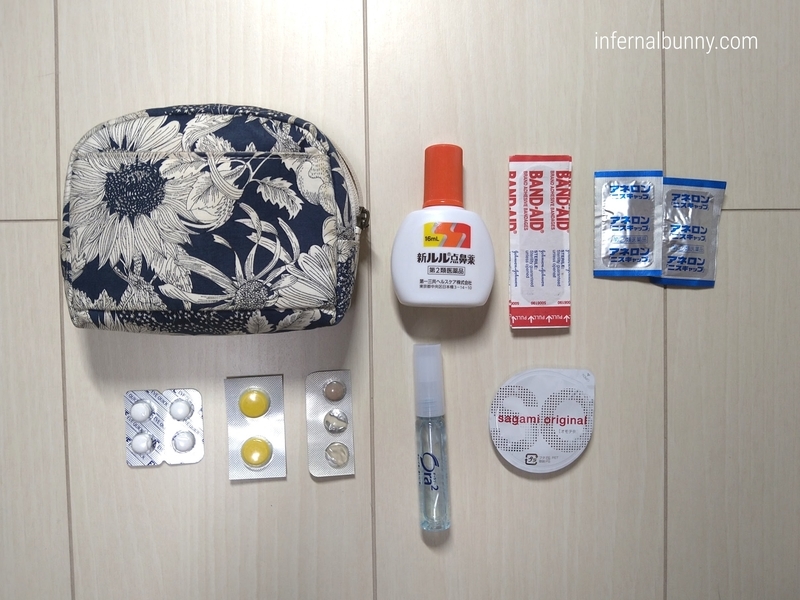 ポーチと中身の置き画。