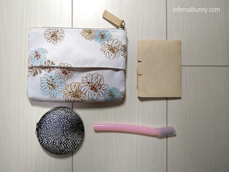 メイクポーチと中身の置き画。