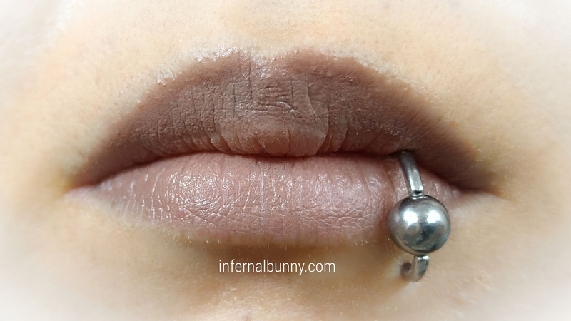唇ピアス接写。