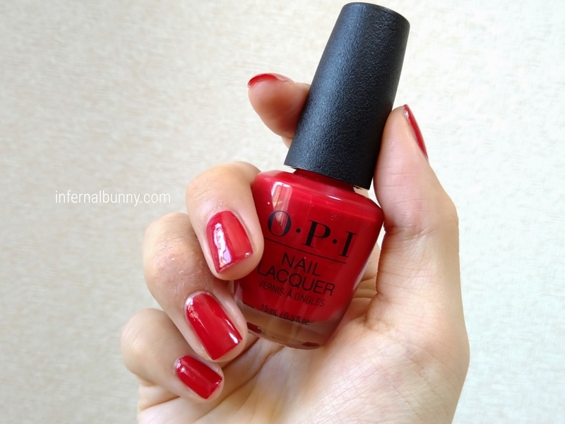 ネイル着画とネイルボトル。