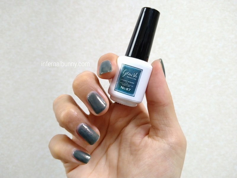 ネイル着画とネイルボトル。