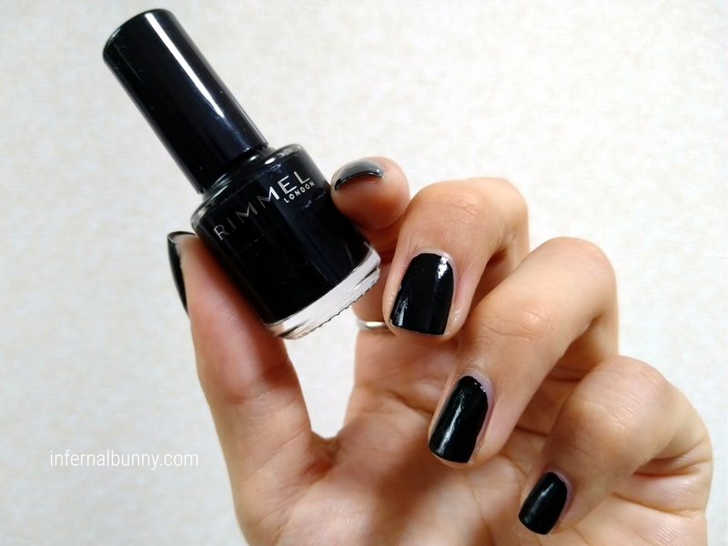 ネイル着画とネイルボトル。