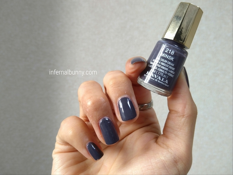 ネイル着画とネイルボトル。