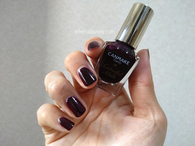 ネイル着画とネイルボトル。