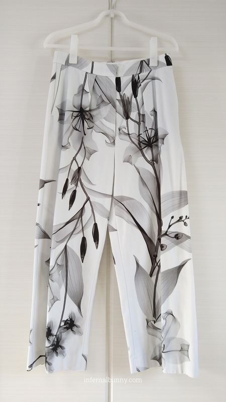 白地に百合の花柄のワイドパンツ。