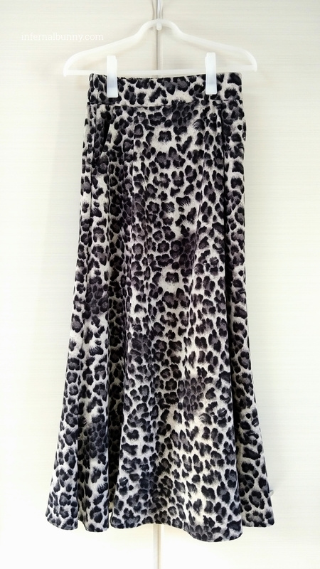ヒョウ柄のモノトーンのロングスカート。