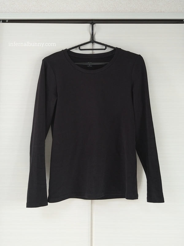 黒い長袖カットソー。