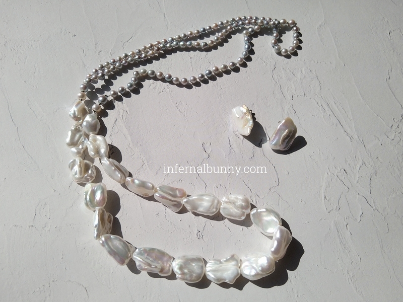 真珠のネックレスとピアス。