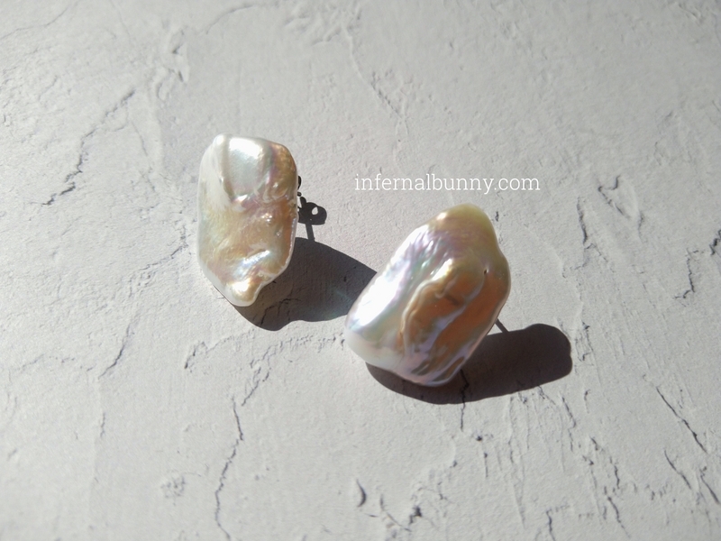 真珠のピアス接写。