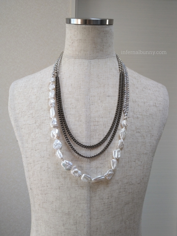 真珠のネックレスとキヘイチェーンネックレスを重ね付けしたトルソー着画。