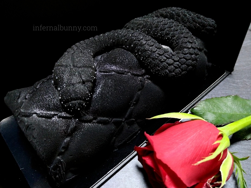 黒いケーキと赤い薔薇。