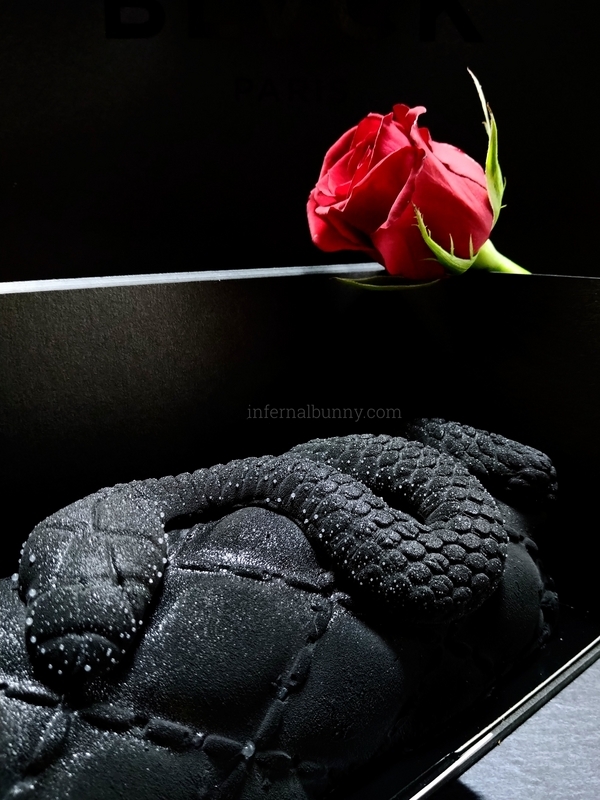 黒いケーキと赤い薔薇。