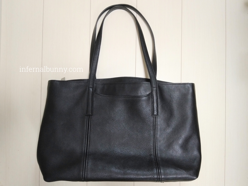 黒い革のトートバッグ。