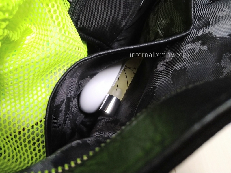 バッグにハンドクリームが入っているところ。