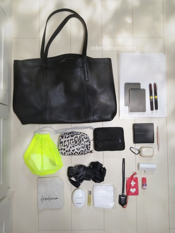 バッグとその中身。