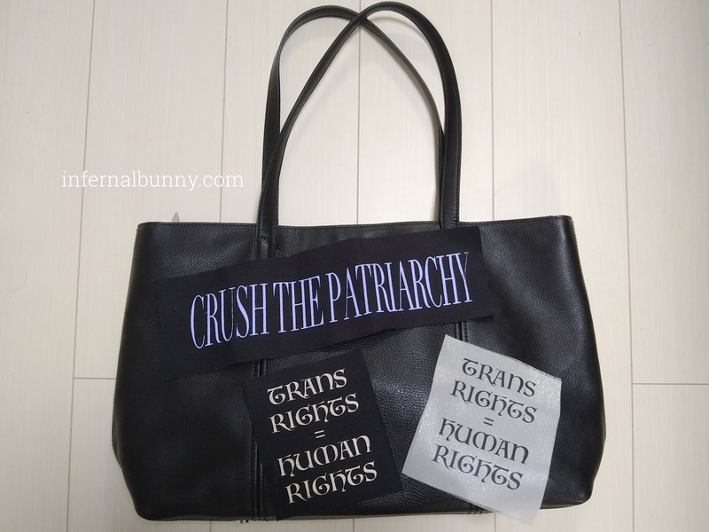 トートバッグの上に布ステッカーを置いたところ。