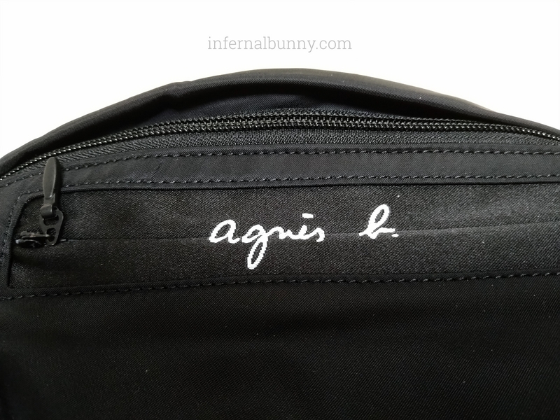 ウエストポーチロゴ接写。