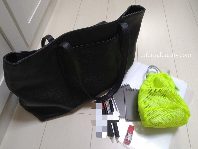 トートバッグと、抜いた荷物。