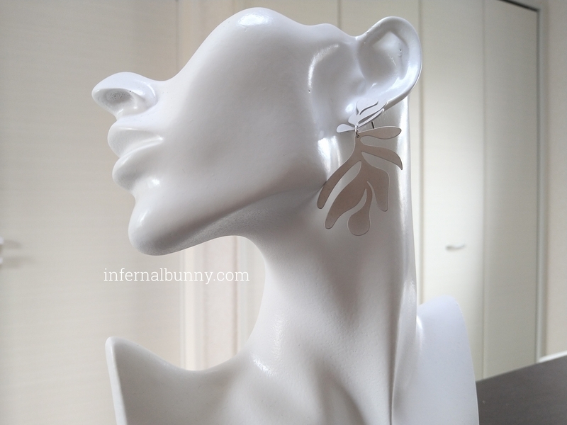 ピアスのトルソー着画。