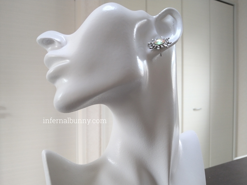 ピアスのトルソー着画。