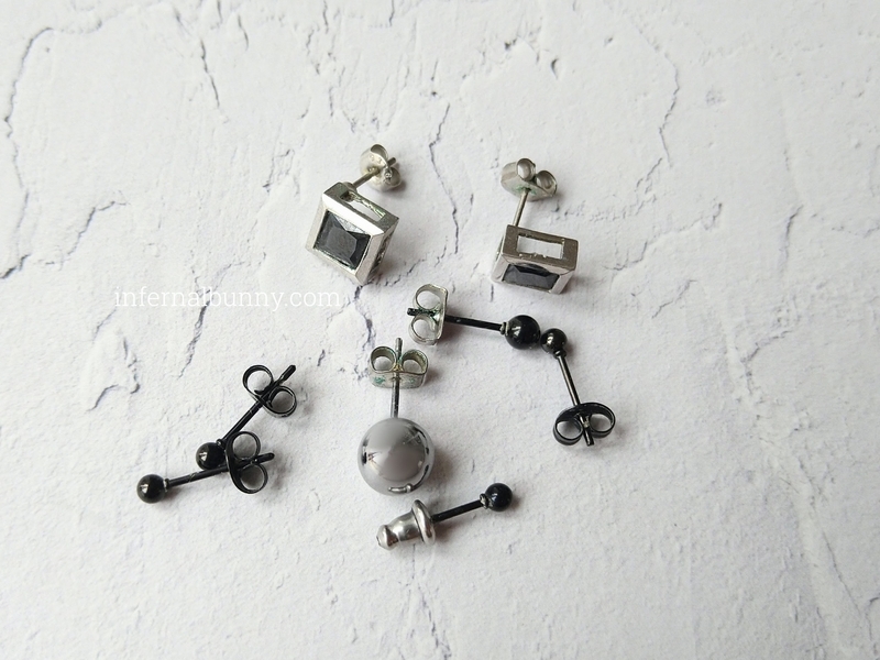 小さいピアス5個。