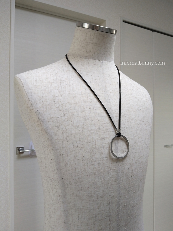 ネックレスのトルソー着画。