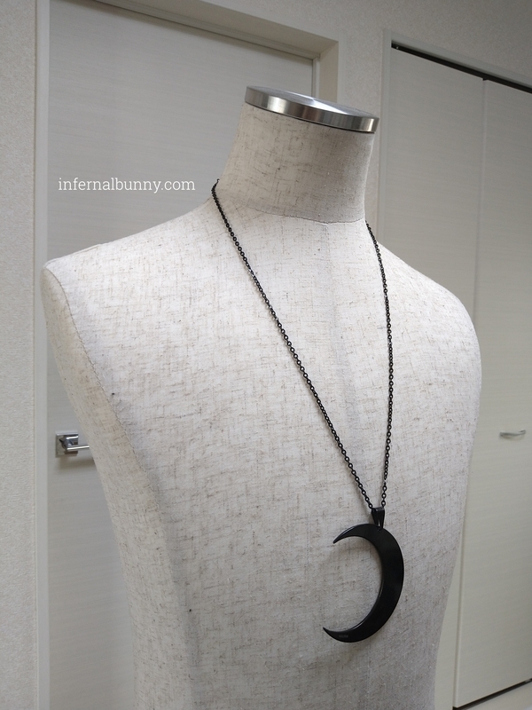 ネックレスのトルソー着画。