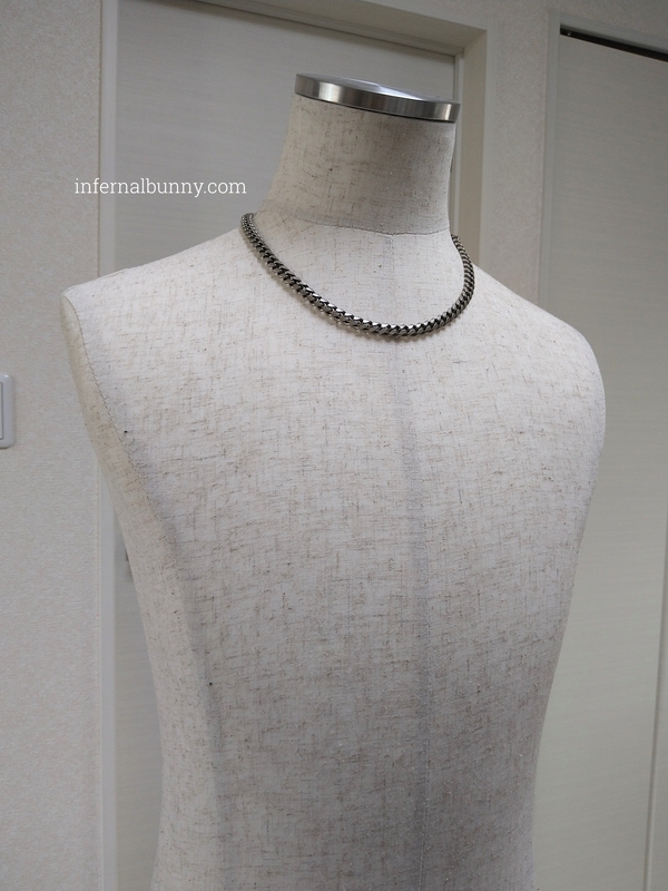 ネックレスのトルソー着画。