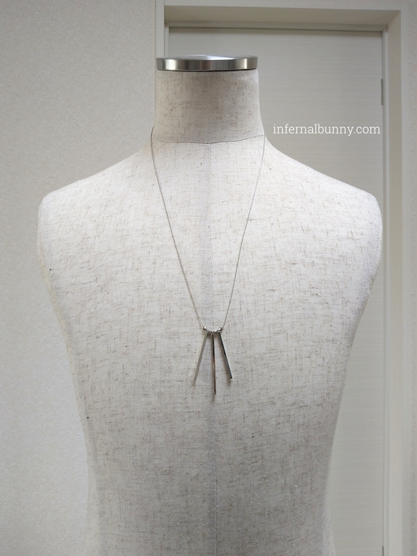 ネックレスのトルソー着画。