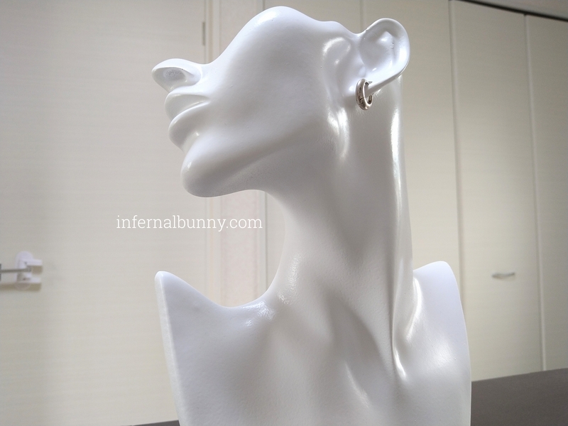 ピアスのトルソー着画。