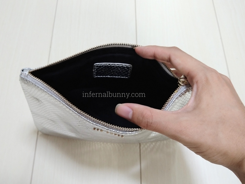 ポーチの内側。